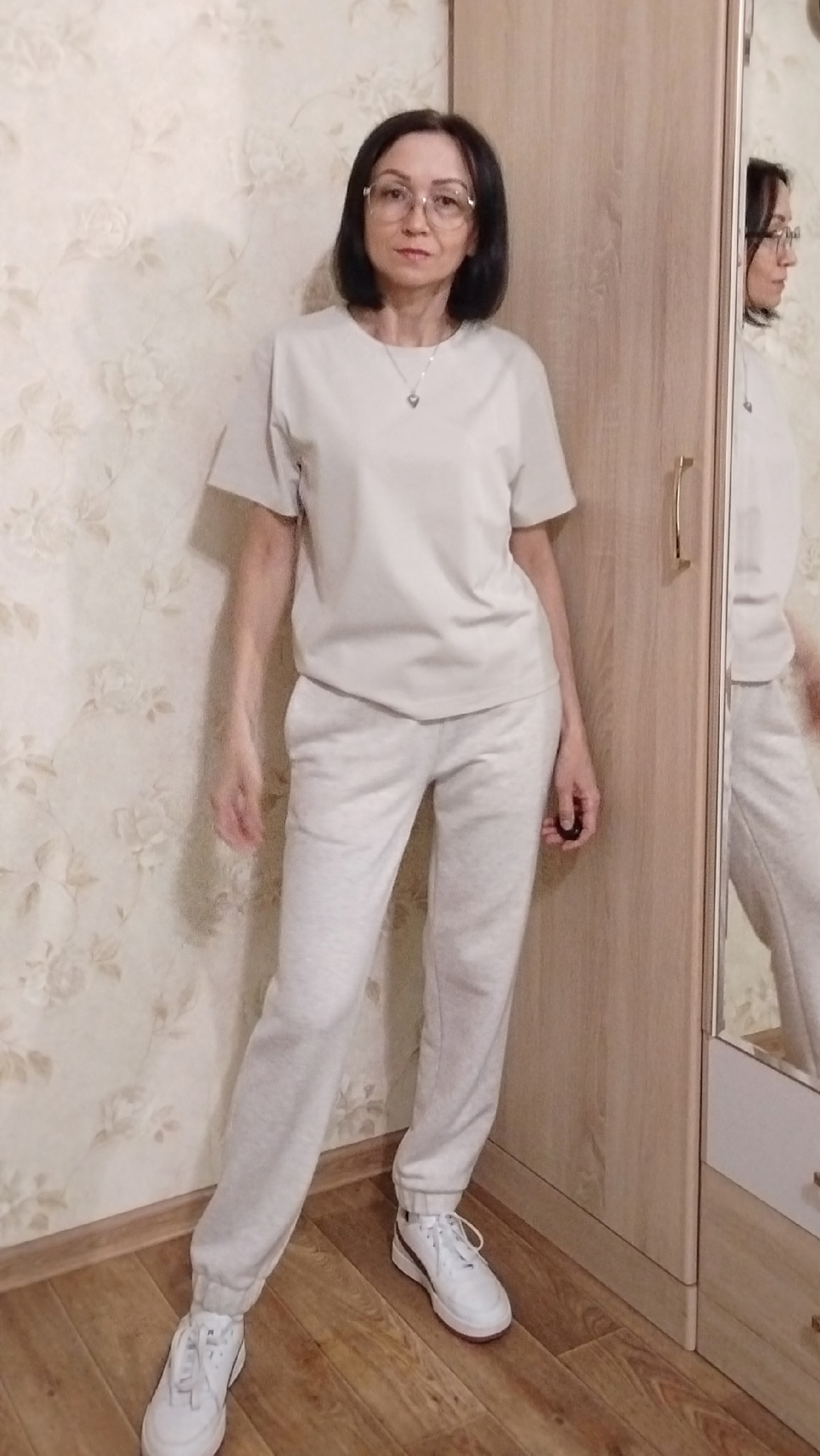 Костюм и футболка из трикотажа